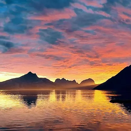 Fjord-view Traditional Nordic In Sorfold *
